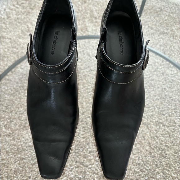 Liz Claiborne bootie, upper leather, zip side. - Picture 3 of 5